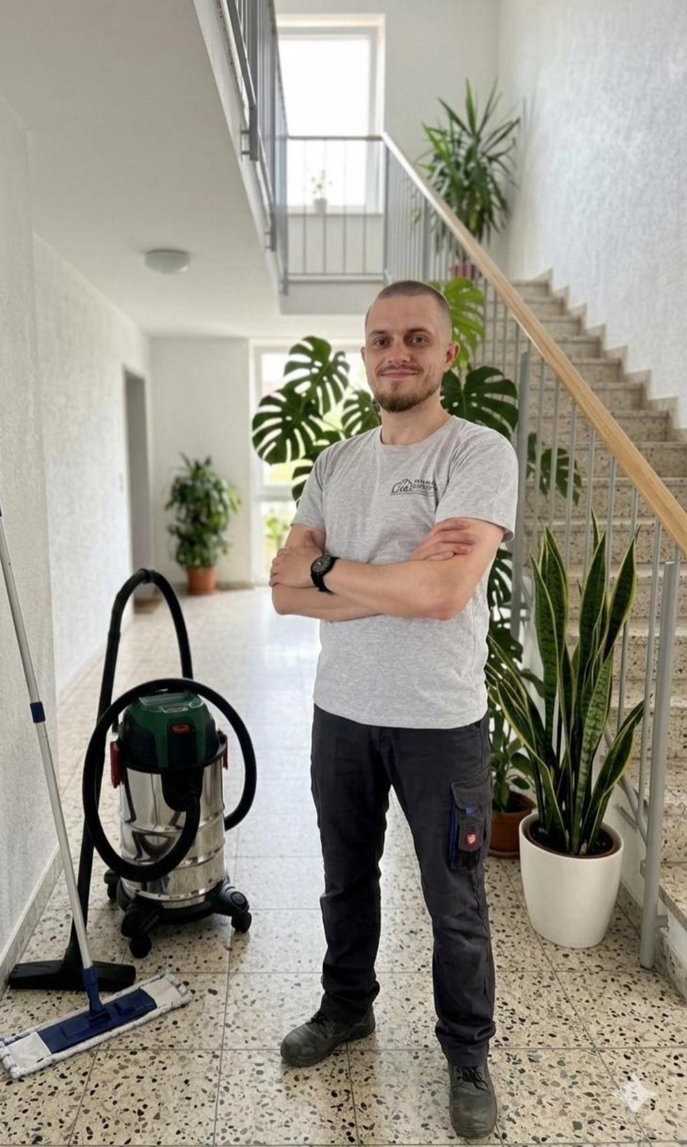 Mateusz Brodzinski bei der professionellen Treppenhausreinigung in Erding